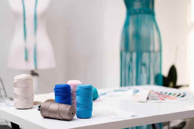 Ateliér s materiálmi na vyšívanie