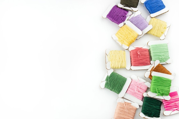 Sada vyšívacích nití a vzor